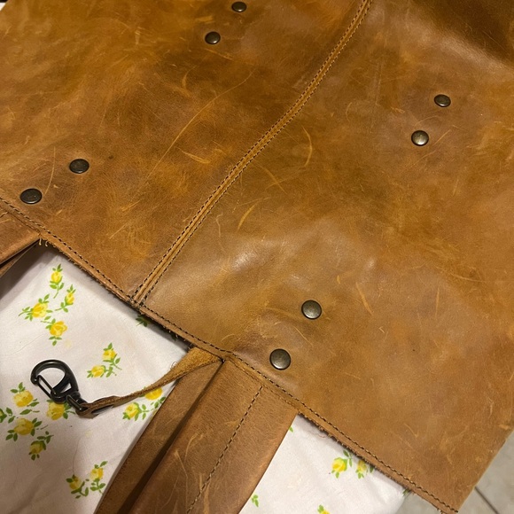 Elegant Tan Leather Tote Bag - Picture 3 of 9